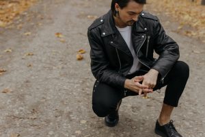 10 idée de look blouson cuir homme